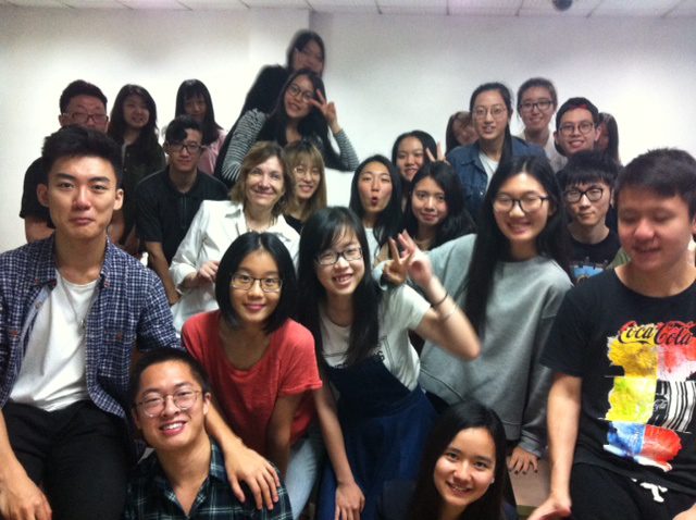 Journalism professor Anne McNeilly and students at Jinan University.